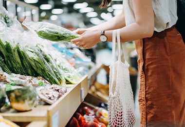 Mujer eligiendo hortalizas en supermercado clasificación alimentos   