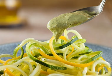 Veggie noodles con salsa de pesto.