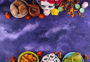 Altar de Día de Muertos con pan de muerto y otros alimentos. 
