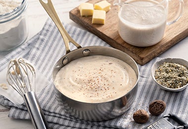 Olla y utensilios para cocinar clases de salsas blanca