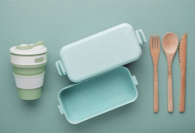 Organizador de plástico y cubiertos de madera para cajón de cubiertos.