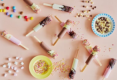 Paletas de chocolate una mesa de dulces y postres 