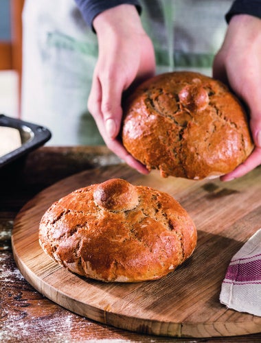 Pan de espelta casero recién horneado, ideal para recetas balanceadas y tradicionales