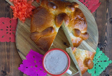 Pan de muerto tradicional dulce para celebrar Día de Muertos  