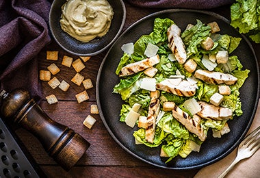 Ensalada con pollo y crotones hechos con pan duro.