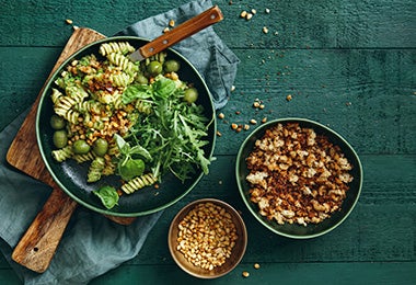 Ensalada con pasta, aceitunas y migas de pan.