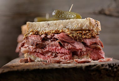 Pan panini relleno con variedad de carnes  