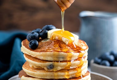 Hotcakes de mora azul y miel en desayuno sorpresa para mamá
