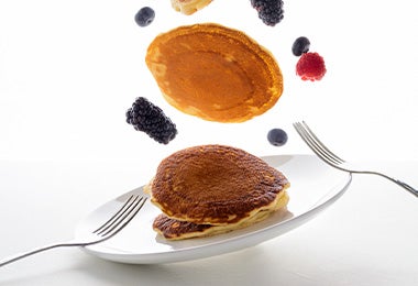 Las frutas son buenas opciones para hacer hot cakes y waffles balanceados.