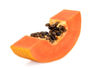 Pedazo de papaya con semillas adentro.