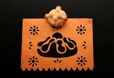 Papel picado y dulce para celebrar Día de Muertos