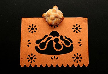  Papel picado y dulce para celebrar Día de Muertos 