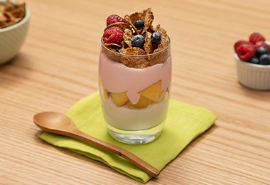 Parfait de yogurt griego, durazno, chai y Leche Condensada LA LECHERA®