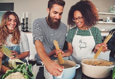 Amigos cocinando pasta