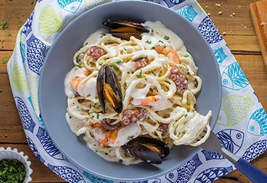 Pasta con mejillones comida de mar