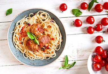 Plato con espagueti, albóndigas y tomates