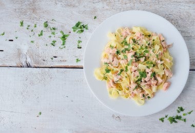Plato de pasta tagliatelle con salmón.