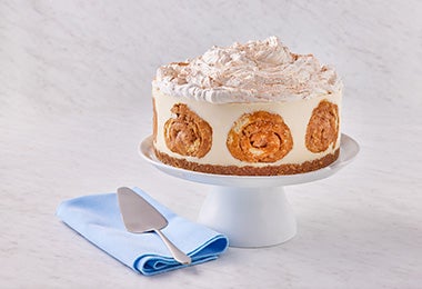 Pastel de cheesecake con merengue y canela 