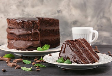 Pastel de chocolate con hojas de menta