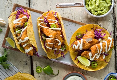 Tacos de pescado frito con mayonesa y verduras. 