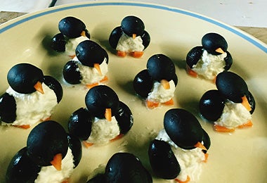 Pingüinos de mora azul y crema, comida para fiesta infantil 