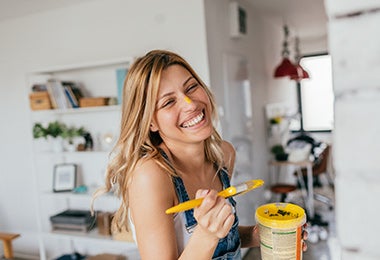 Mujer pintando porta utensilio 