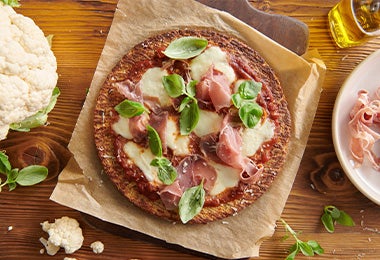Pizza de prosciutto con arúgula y coliflor