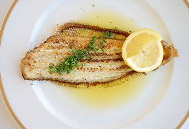 Filete de pescado pirarucú a la plancha con jugo de limón y cilantro.