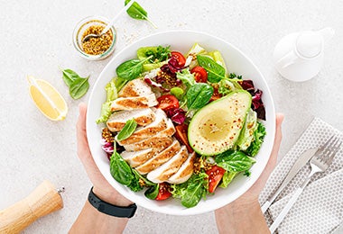 Una persona a punto de comer un platillo balanceado para favorecer la unión de cuerpo y mente