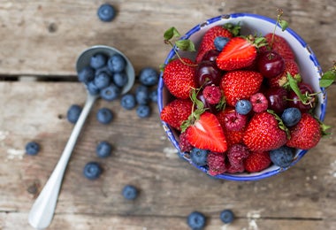 Un platillo con frutos rojos para ayudar con la conexión con la naturaleza