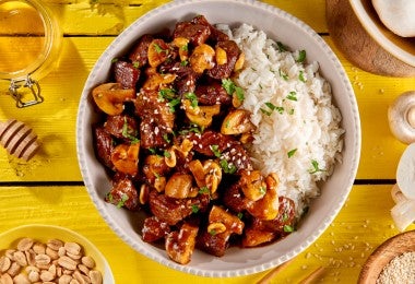 Plato con arroz y carne salteada en salsa de ostras