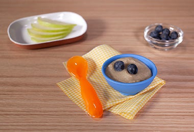 Plato y cubierto con compota de frutas de mora azul