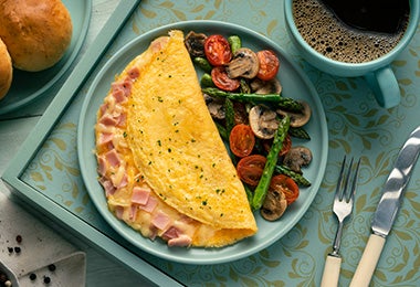 Plato de omelette con ensalada de espárragos 