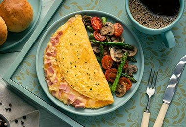 Plato de omelette con vegetales en porciones de alimentos  