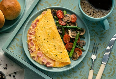 Plato de omelette con vegetales en porciones de alimentos