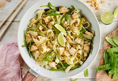 Plato de Pad Thai con verduras, cacahuate y lima