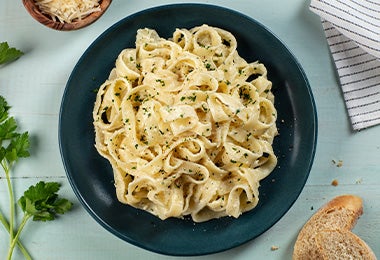 Plato de pasta fetuccini, receta de comida italiana  
