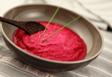 Plato con puré de betabel colorantes comestibles