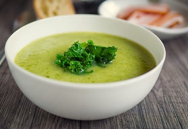 Plato con recetas de sopa de acelgas