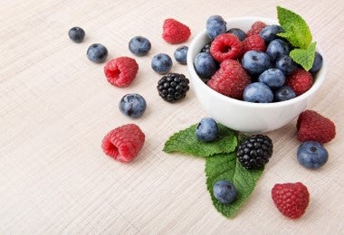 Porción controlada de frutos rojos para alimentarse balanceadamente.