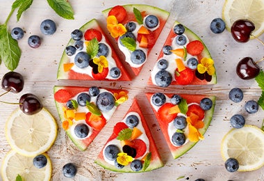 Las frutas tienen colores atractivos que se ven muy bien en los postres.