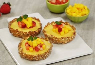 Tartaletas de mango con una base de cereales, un postre fabuloso.