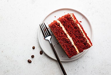 Una porción de pastel red velvet, el color del 14 de febrero. 