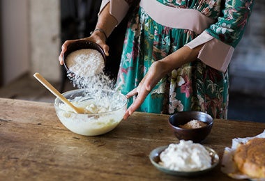 Persona preparando masa de pastel con harina 