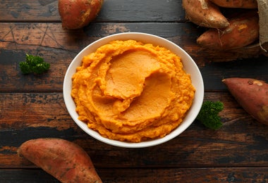 Puré de camote suave y cremoso servido en tazón