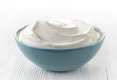 Tazón de queso crema para rellenar las aceitunas. 