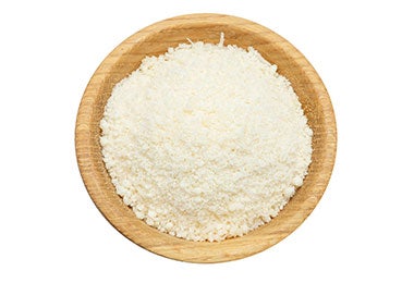 Tazón de queso Oaxaca rallado con grasas saturadas.