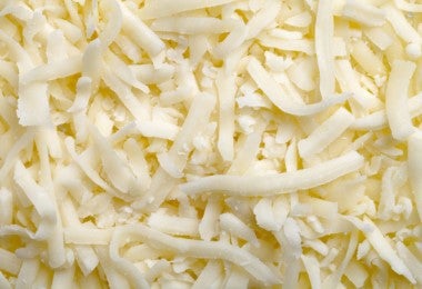 Queso rallado, listo para ser derretido y rellenar el huevo escocés.