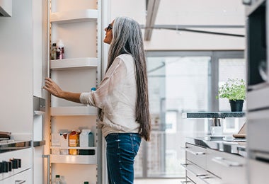 Mujer abriendo puerta de refrigerador, quitar mal olor del refrigerador