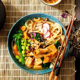 Plato de ramen sazonado con cola de cerdo visto desde arriba.